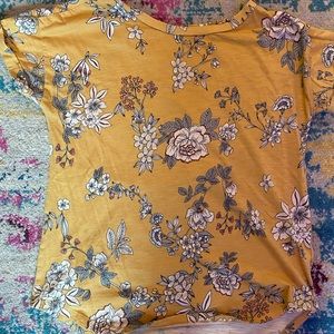 Maurices T-shirt size Medium
